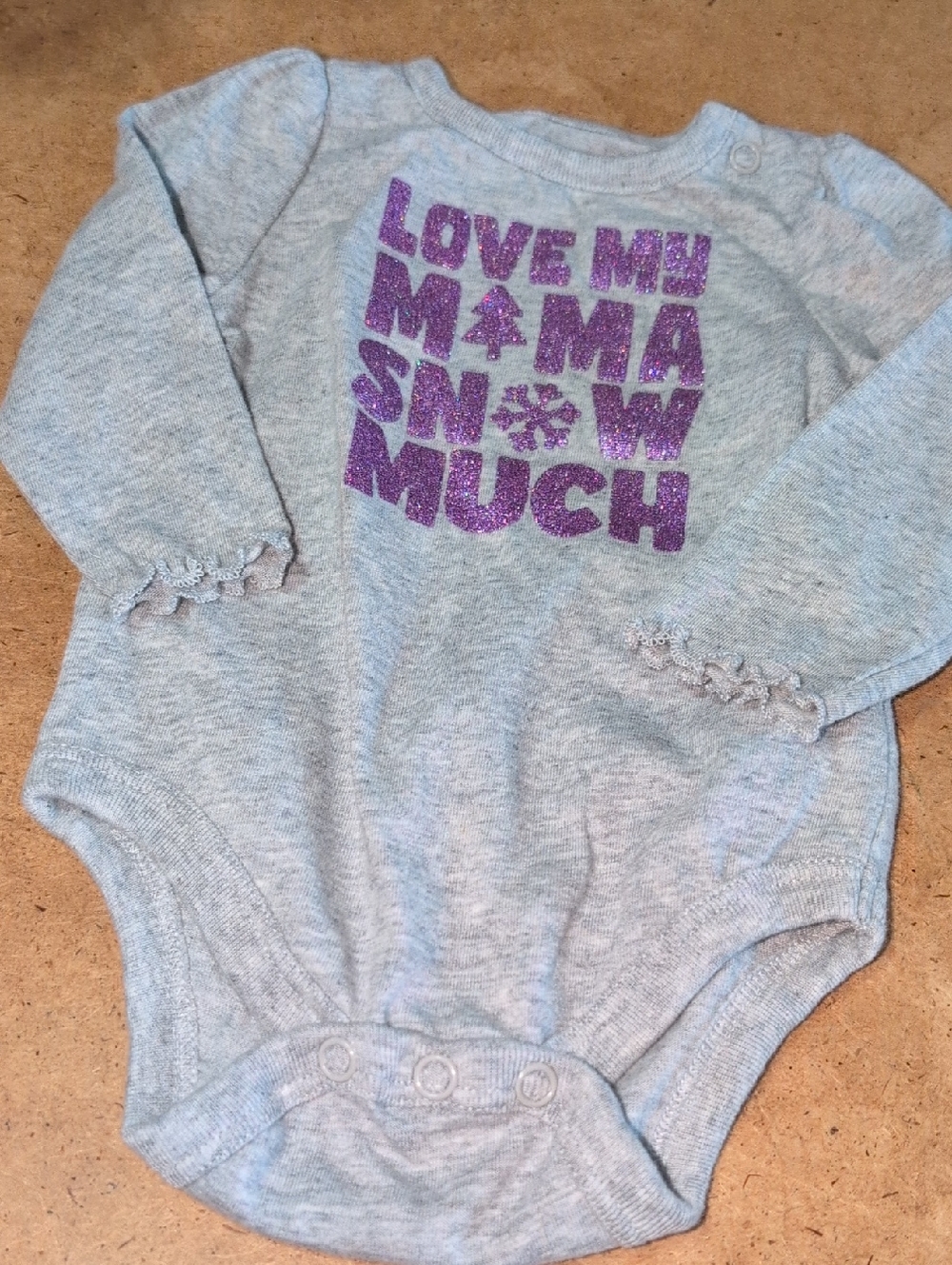 ❤️‍🔥10/$10❤️‍🔥 GUC Baby Girls Garanimals Glitter Snow Mama Onesie Size 0-3M